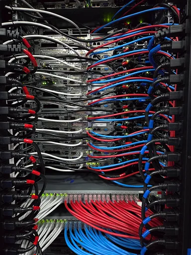 Rack de servidores com cabeamento de rede redundante