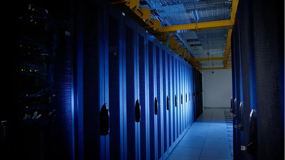 Corredor interno de racks no ambiente controlado do data center
